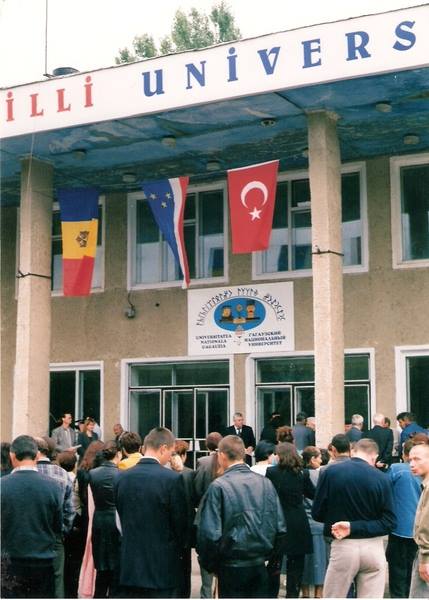 (Фото) 20 лет назад в Комрате открылся второй гагаузский университет. Рассказываем как он  возник и почему закрылся через год