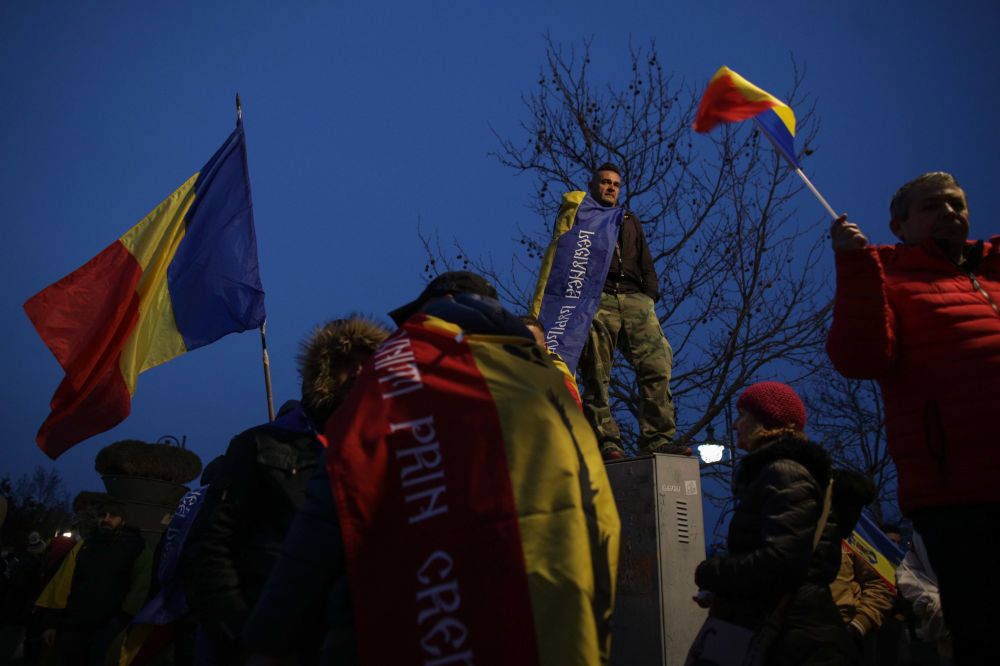 (Фото) В Румынии прошли массовые протесты против COVID-ограничений