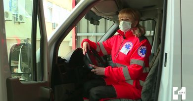 Мчится, чтобы успеть спасти чью-то жизнь: история единственной в Молдове женщины-водителя скорой помощи