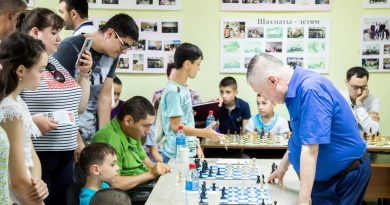 (Фото) Международный гроссмейстер Анатолий Карпов сыграл с шахматистами из Гагаузии