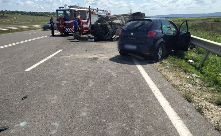 (Фото) Смертельная авария в Оргеевском районе: столкнулись микроавтобус и "легковушка"