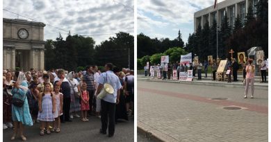 “Мое тело – мое решение”: в Кишиневе прошел протест верующих против принудительной вакцинации от COVID-19. Что говорят в Минздраве
