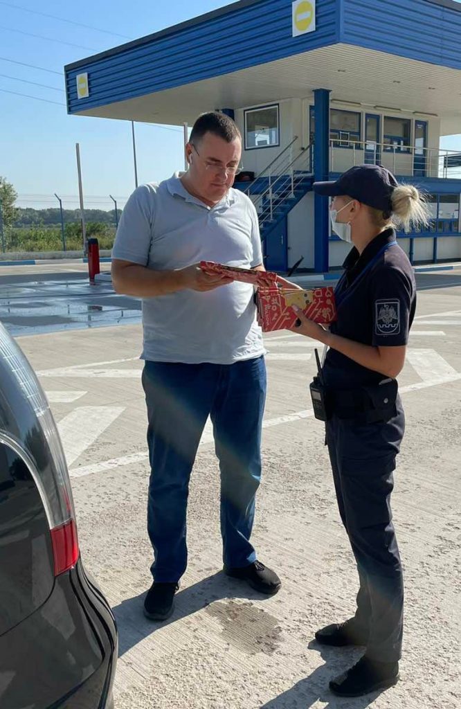 (Фото) Пограничники начали раздавать въезжающим в Молдову туристические буклеты и карты