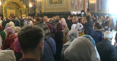 (Видео) Вирус неверия: верующие по - прежнему толпятся в церквях и не носят маски. Как это комментируют священники