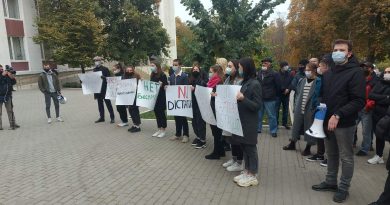 В Кишиневе у Апелляционной палаты проходит протест в поддержку генпрокурора