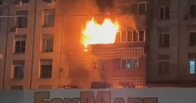 (Видео) Ночью на балконе многоэтажного дома в Кишиневе произошел пожар