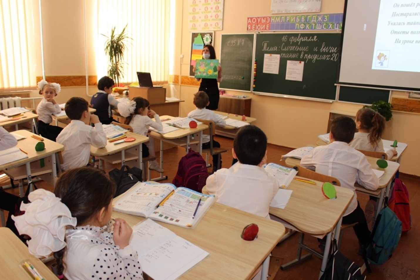 В Молдове хотят штрафовать родителей за сбор денег на подарки  преподавателям и воспитателям - laf.md