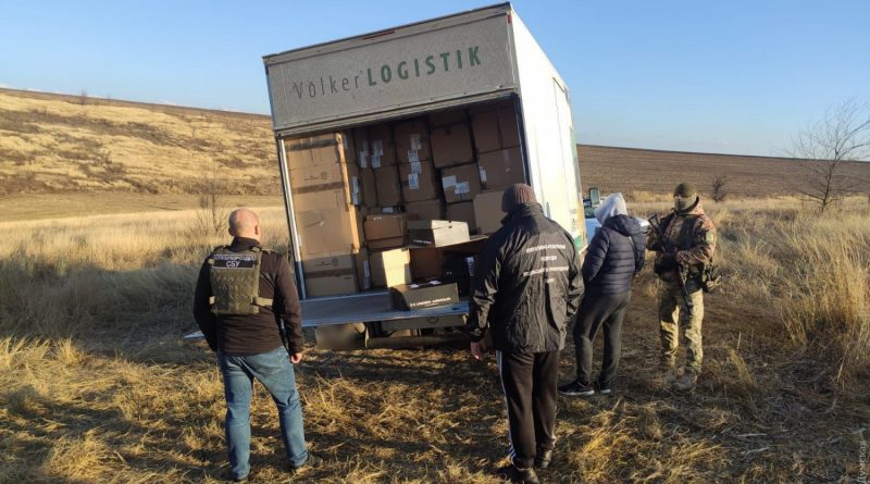 (Фото) В Одесской области на границе с Молдовой остановили грузовик с контрабандой на 10 млн гривен