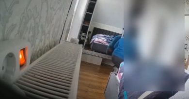 (Видео) На севере Молдовы задержали 42-летнюю женщину. Ее подозревают в краже денег и ценностей из дома, где она работала