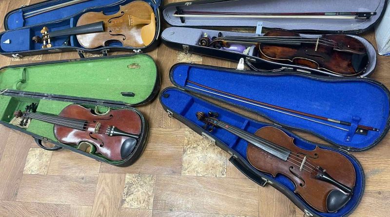 (Фото) Житель Молдовы пытался тайно вывезти из страны скрипки. Некоторые из них могут быть раритетными
