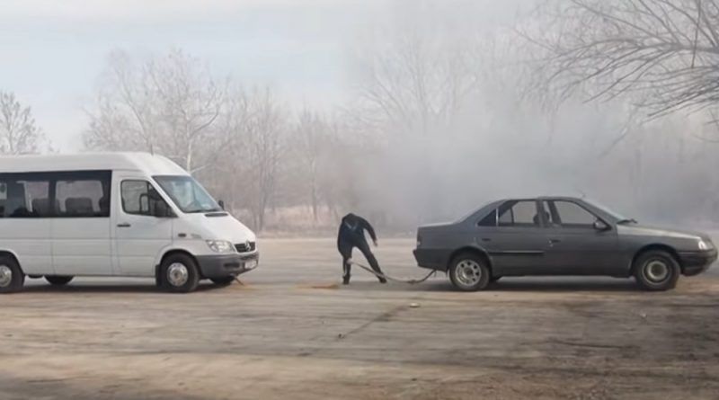 (Видео) В Тирасполе во время пожара двое прохожих спасли от огня припаркованную машину
