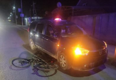 (Видео) В Бельцах выпивший велосипедист столкнулся с машиной такси