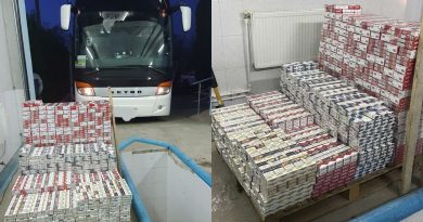 (Видео) Водители двух автобусов пытались перевезти из Молдовы контрабанду около 8 тыс. пачек сигарет