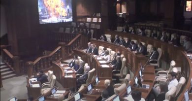 Парламент Молдовы начал заседание с показа кадров из украинского города Буча