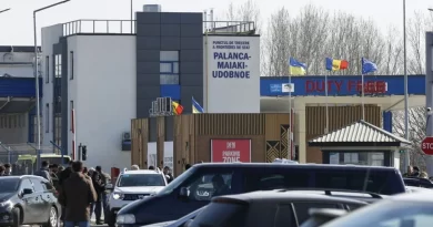 У двоих жителей Украины при пересечении границы с Молдовой обнаружили поддельные водительские удостоверения