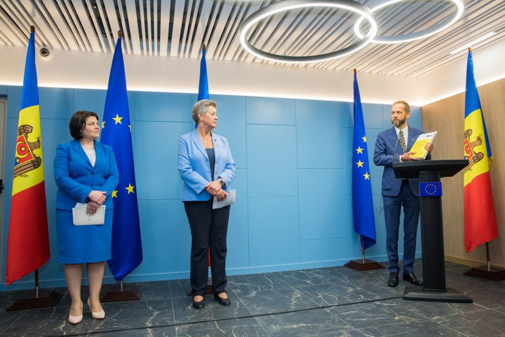 (Фото) Молдова передала ЕС вторую часть анкеты для получения статуса страны-кандидата