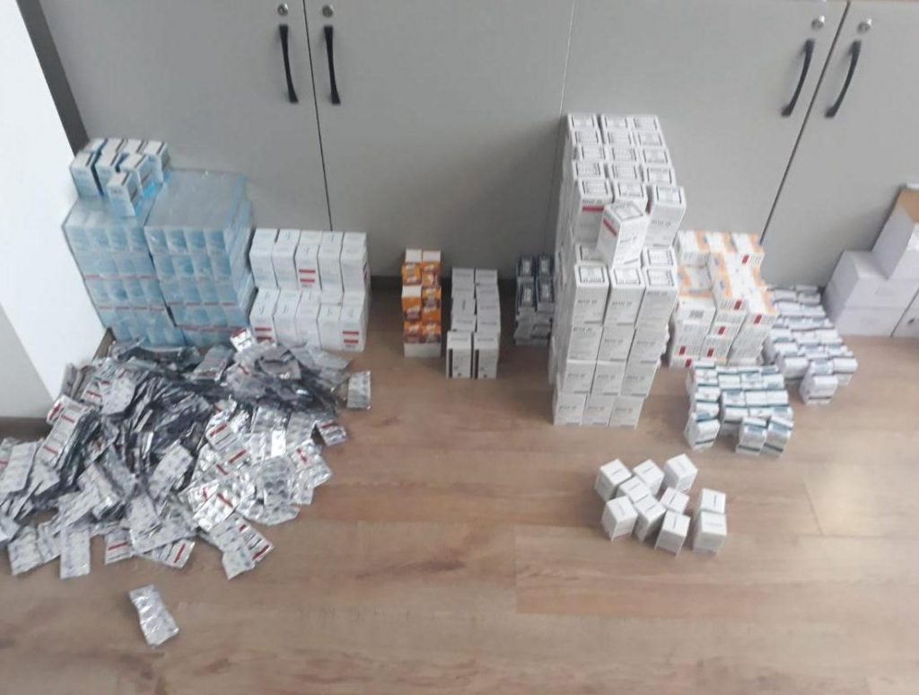 (Фото) Гражданка Украины пыталась вывезти из Молдовы 600 коробок с лекарствами