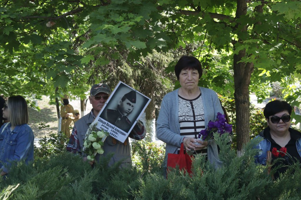 (Фоторепортаж) Возложение цветов у мемориала воинской славы в Комрате