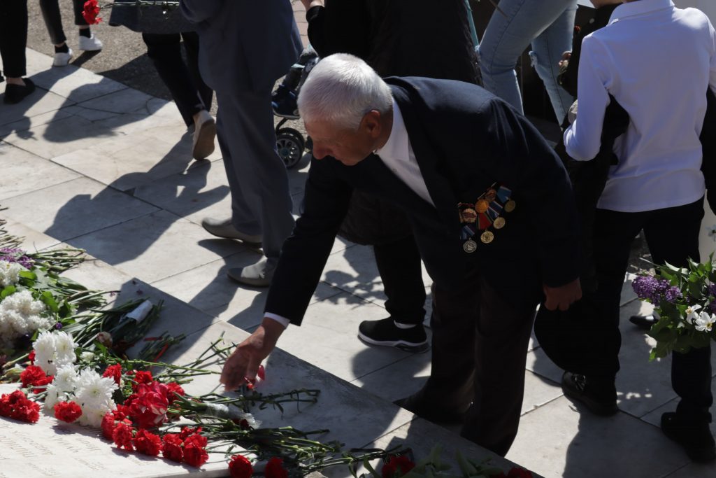 (Фоторепортаж) Возложение цветов у мемориала воинской славы в Комрате