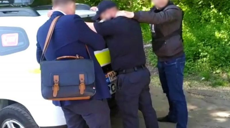 Задержали за взятки: трое полицейских подозреваются в вымогательстве у водителей до 600 евро