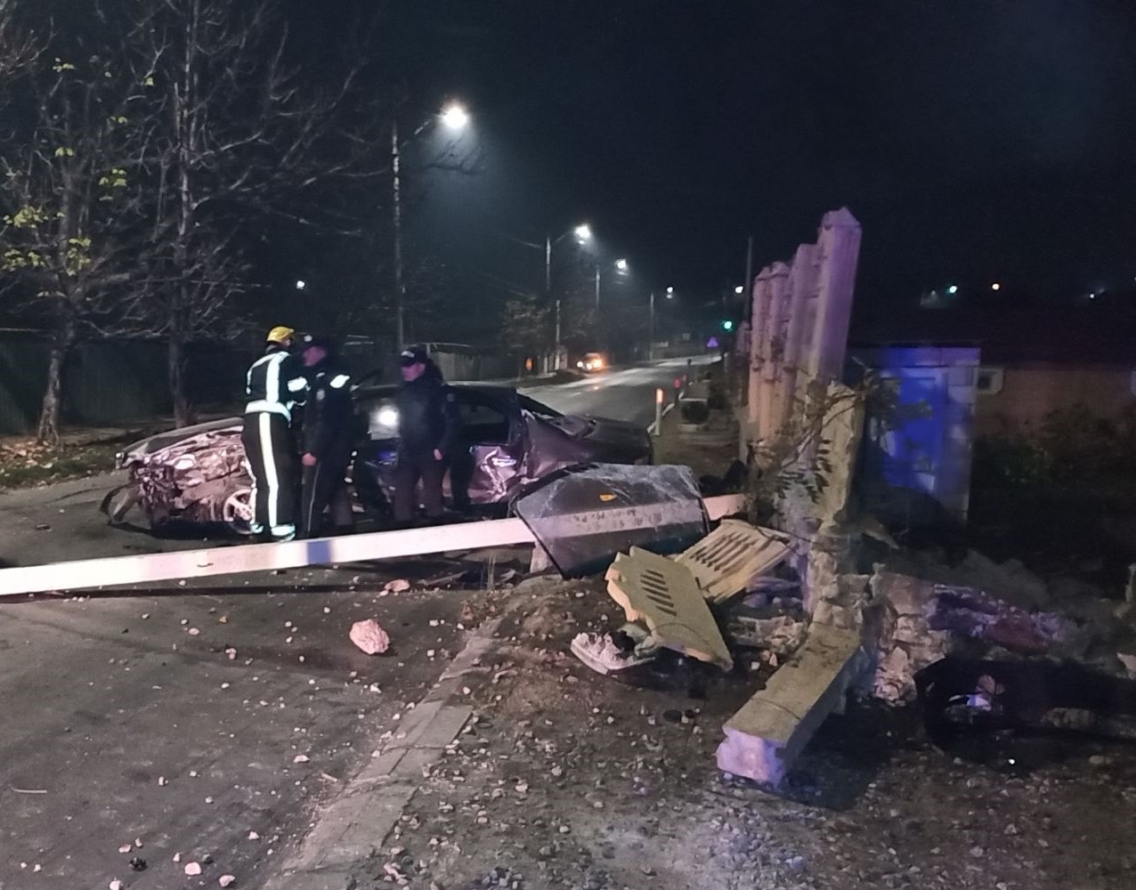 В Яловенах два человека оказались заблокированными в машине после удара в  столб