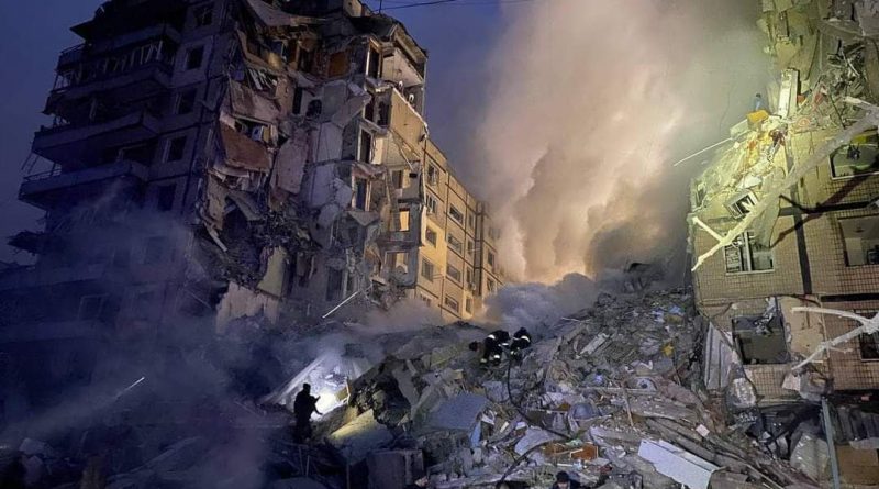 (Фото) Из-за попадания ракеты в жилой дом в Днепре погибли 21 человек