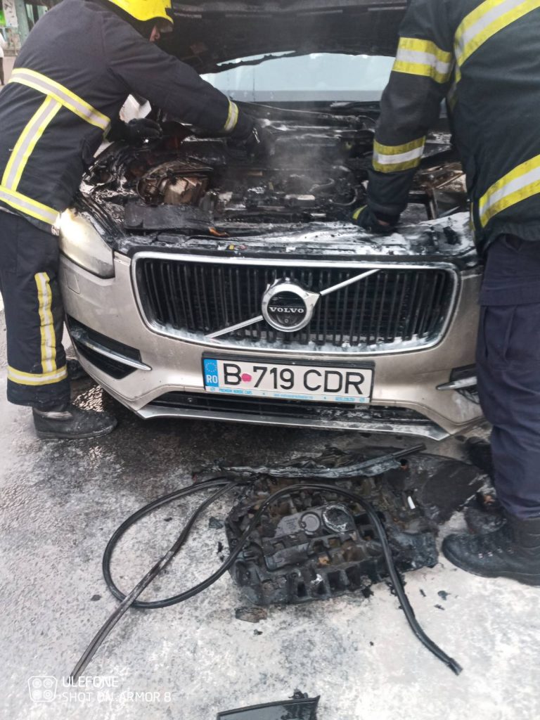 В центре Кишинева загорелся автомобиль. Пламя охватило моторный отсек