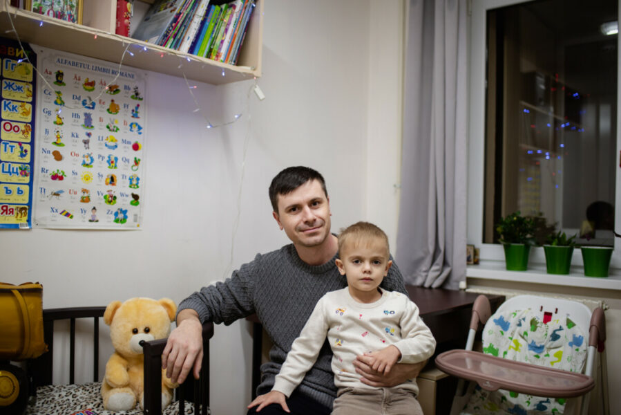 "Людям нужна наша помощь". История семьи медиков, которые живут в общежитии и хотят остаться в Молдове