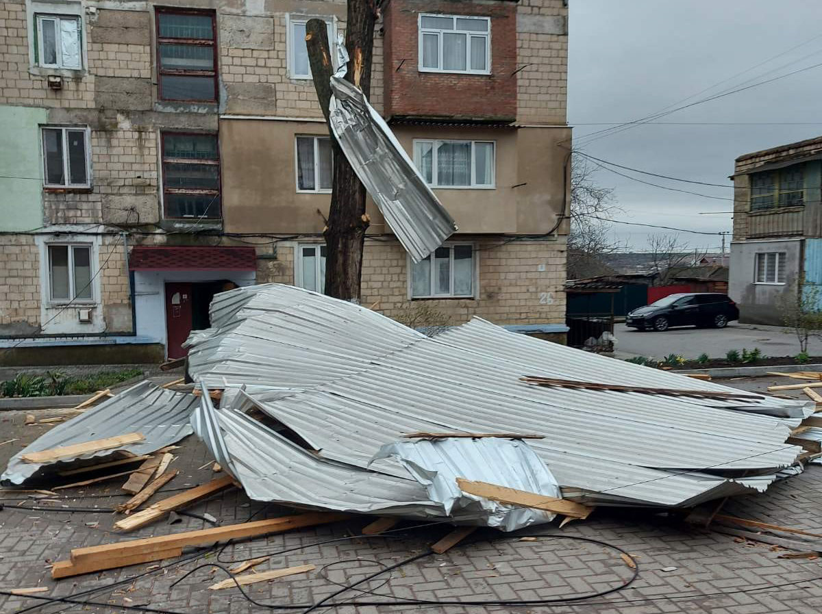 Ветер сносит крыши домов