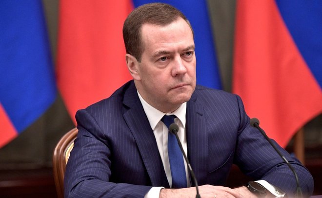 Предупреждение от Д.Медведева: "Граждане-судьи, внимательно смотрите в небо"