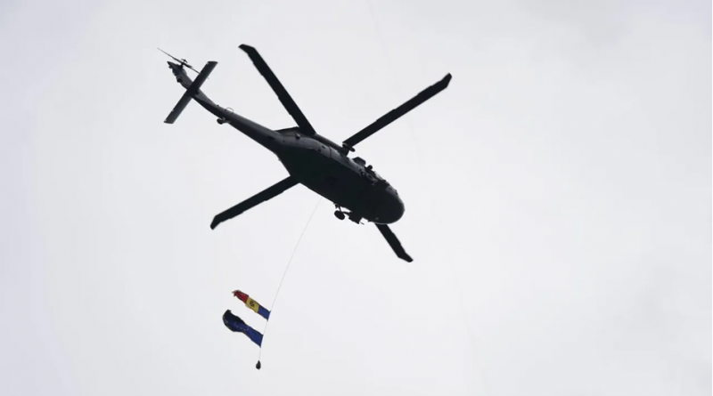 Над центром Кишинева летал вертолет Black Hawk с флагами Молдовы и ЕС