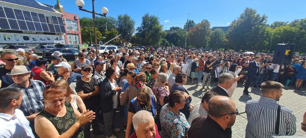 (Фото) Про-шоровский митинг перед зданием исполкома и НСГ. Чего хотят протестующие?